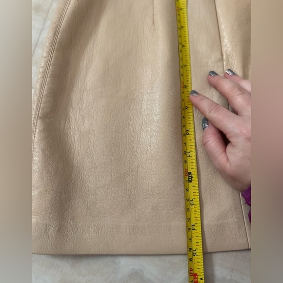 ARITZIA WILFRED Elegant Cream Faux Leather Mini Skirt (US 00) - Picture 7 of 7